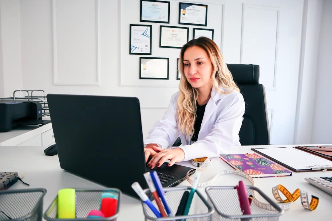 Professionnelle examinant des documents de conformité avant l’achat d’un laser esthétique