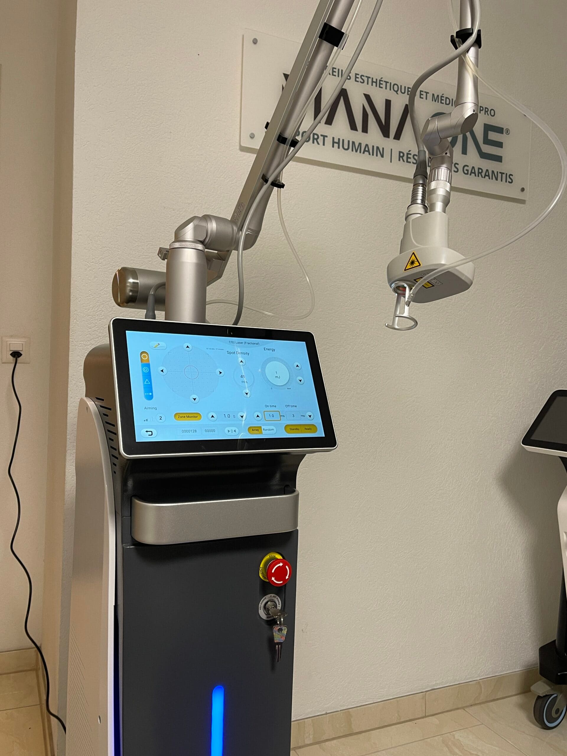 Écran de contrôle du laser AURORA dans le showroom MANAONE