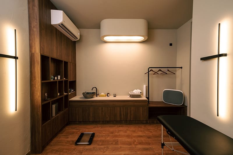 Cabine de soins avec table de traitement et espace de rangement
