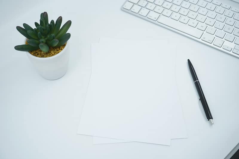 Documents, stylo et clavier sur un bureau